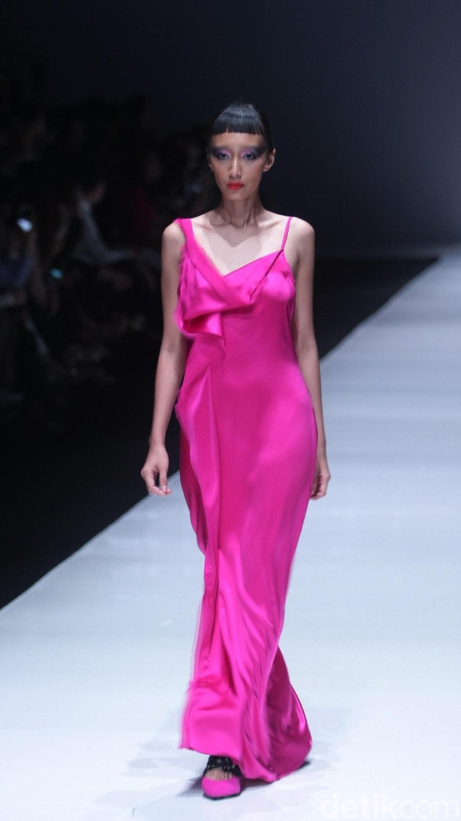 Koleksi terbaru dari Jeffry Tan setelah 8 tahun berkarya di industri fashion, dengan mengangkat tema Prime di Jakarta Fashion Week 2018, Senayan City, Jakarta, Rabu (25/10/2017). Foto: Mohammad Abduh/Wolipop