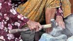 Jokowi Mantu, Mbah Paijem Tetap Bekerja Ngetrik Batu