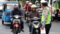 Polisi melakukan Operasi Zebra 2017 di Kawasan Senen, Jakarta Pusat, Selasa (07/11/2017).