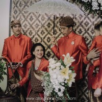 Kembali ke hari prosesi siraman, keluarga Jokowi dan Kahiyang yang menjadi calon pengantim tampil kompak berbalut warna oranye yang cerah. Keluarga memakai bahan santung mengkilap, sedangkan Kahiyang berbalut jumputan dalam warna senada. Foto: Dok. allseasons