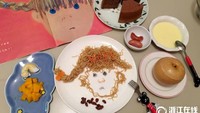 Gambar anak kecil marah diwujudkan Xu dengan mie goreng. Wah, si kecil dijamin tertarik nih. Foto: China Daily