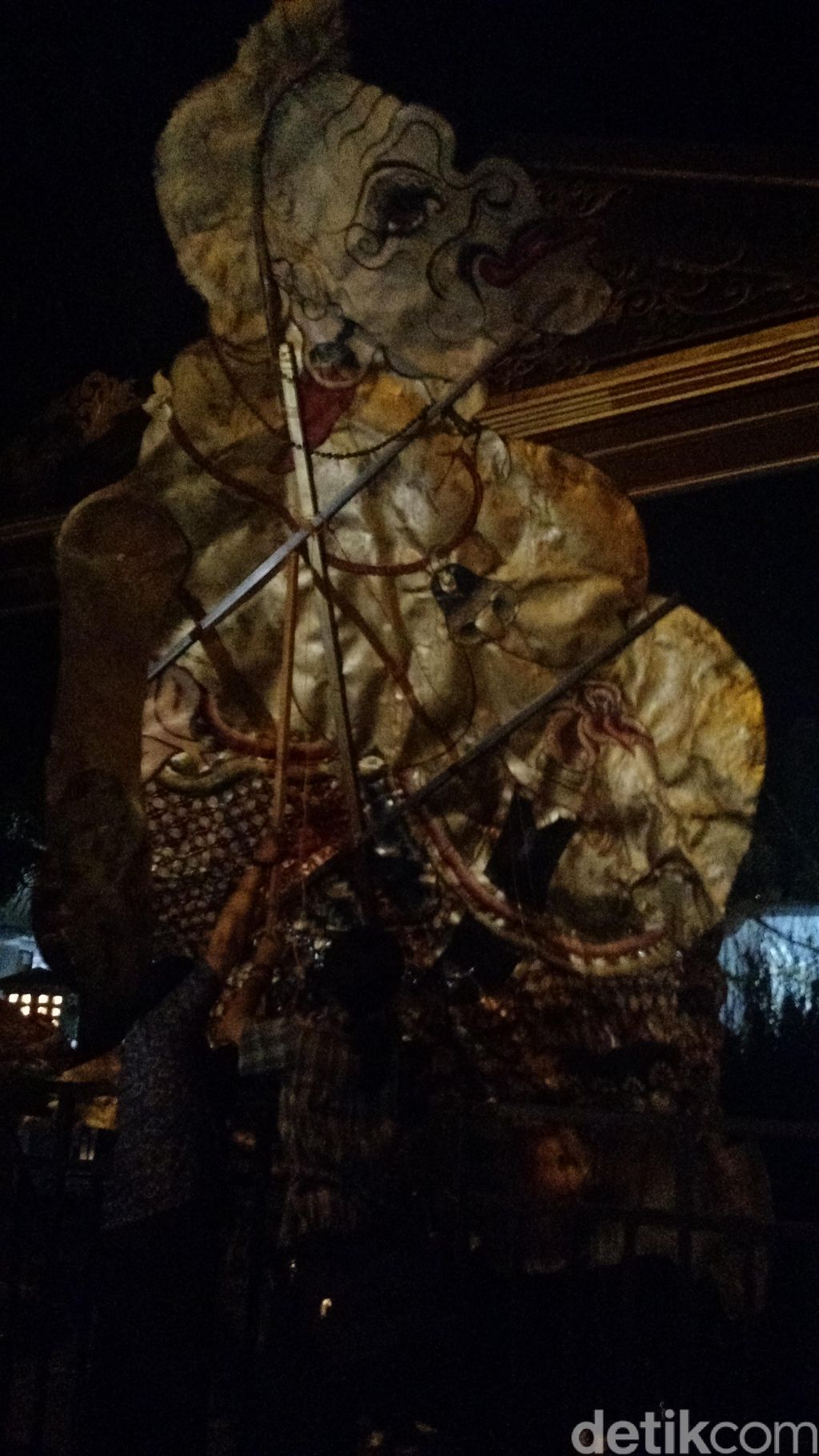 Wayang kulit Semar raksasa di depan Graha Saba Buana, Selasa (7/11/2017)
