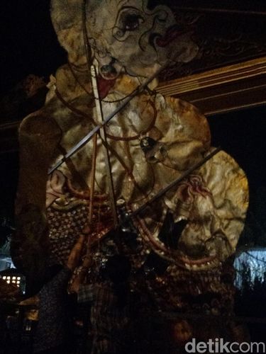  Wayang kulit Semar raksasa di depan Graha Saba Buana, Selasa (7/11/2017)