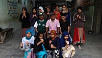 Pak Shaheen Boxing Club berdiri pada tahun 1992 oleh seorang pelatih tinju, Younis Qambrani. Qambrani juga mengatakan bahwa wanita Pakistan telah berlatih sebagai petinju meski dalam jumlah kecil dan berkompetisi di Asian Games Selatan tahun lalu (Akhtar Soomro/Reuters)