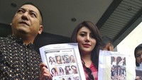 Sebelumnya Widuri juga membawa bukti katalog Alexis dalam bentuk print. Foto: Widuri (Hanif/detikHOT)