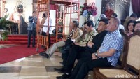 Geladi bersih pernikahan Kahiyang turut dihadiri sederet Menteri Kabinet Kerja Jokowi-JK seperti Mensesneg Pratikno, Seskab Pramono Anung, Kepala Staf Presiden Teten Masduki, Menko Kemaritiman Luhut Panjaitan, Mendagri Tjahjo Kumolo, Menhan Ryamizard Ryacudu, hingga Menteri PUPR Basuki Hadimuljono. Foto: Bayu Isnanto/detikcom