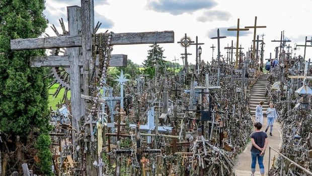 Kisah Bukit 100.000 Salib di Eropa