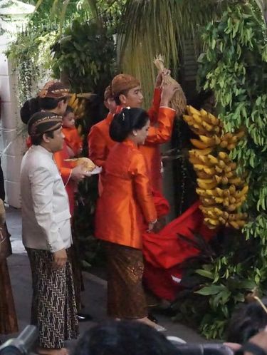 Tampil Serasi dengan Jokowi, Iriana Berkebaya Oranye Saat Pasang Bleketepe