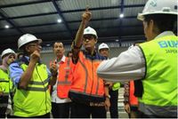 Komisaris Utama PT Jasa Marga Refly Harun, Direktur Utama Jasa Marga Desi Arryani. dan Direktur Pengembangan Hasanudin melihat langsung pemasangan perdana steel box girder (Foto: dok. Jasa Marga)