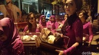 Sebagian besar seserahan dibawa oleh keluarga Bobby yang perempuan. Foto: Danu Damarjati/detikcom