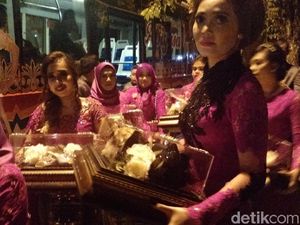 Rombongan Keluarga Bobby Bawa Paningset untuk Kahiyang