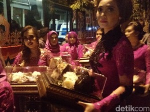 Rombongan Keluarga Bobby Bawa Paningset untuk Kahiyang