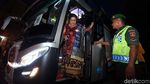 Relawan Berjejalan Saat Masuk ke Rumah Jokowi