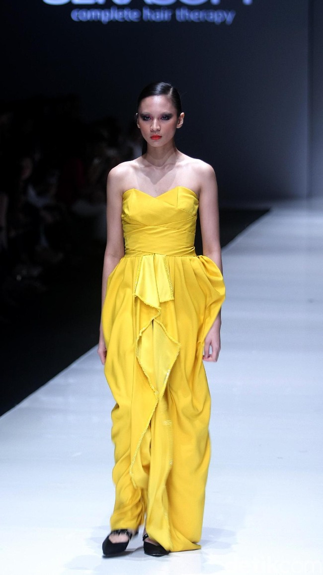 Koleksi terbaru dari Jeffry Tan setelah 8 tahun berkarya di industri fashion, dengan mengangkat tema Prime di Jakarta Fashion Week 2018, Senayan City, Jakarta, Rabu (25/10/2017). Foto: Mohammad Abduh/Wolipop