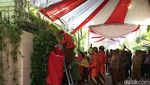 Foto: Momen Jokowi Pasang Bleketepe untuk Pernikahan Kahiyang