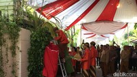 Bleketepe adalah anyaman daun pohon kelapa yang masih hijau. Selain sebagai peneduh, filosofi pemasangan bleketepe adalah orang tua mengajak mempelai menyucikan diri dari kotoran yang melekat pada jiwa dan raga. (Foto: Ray Jordan/detikcom)