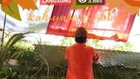 Pemasangan bleketepe disiarkan langsung di akun Facebook Jokowi. (Foto: Screenshot Facebook Jokowi)