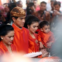 Blangkon dan selop buah hati putra pertama Jokowi, Gibran, dengan Selvi itu dibuat oleh Winna yang digawangi dua perajin sepatu Agustinus Lasmono dan istrinya, Miasih. Foto: Rengga Sancaya