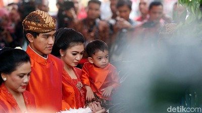 Gemasnya Cucu Jokowi Pakai Beskap Oranye Jelang Pernikahan Kahiyang