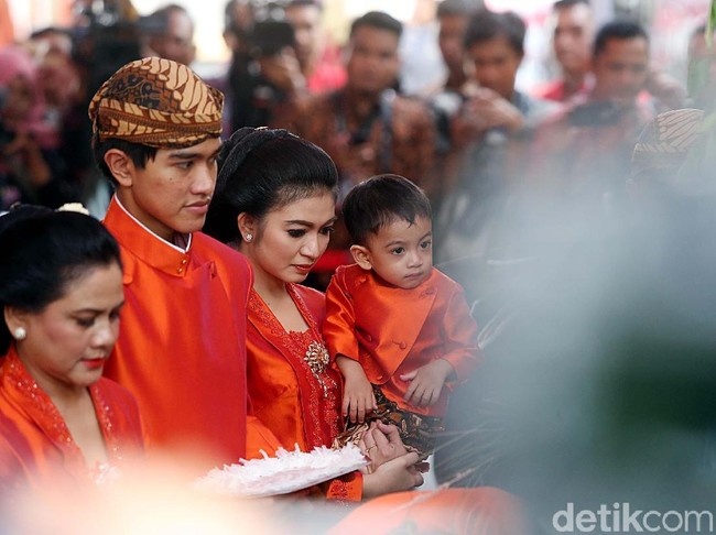 Blangkon dan selop buah hati putra pertama Jokowi, Gibran, dengan Selvi itu dibuat oleh Winna yang digawangi dua perajin sepatu Agustinus Lasmono dan istrinya, Miasih. Foto: Rengga Sancaya