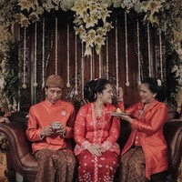 Usai menjalani prosesi siraman dalam balutan batik poleng, Kahiyang tampil dengan kebaya jumputan bernuansa oranye rancangan Tuty Adib. Kenapa warna oranye? Karena saya ingin memberi nuansa alam, ujar Tuty saat ditemui Wolipop di sela resepsi Kahiyang di Solo, Jawa Tengah, November lalu.