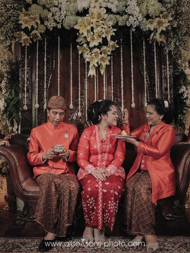 Usai menjalani prosesi siraman dalam balutan batik poleng, Kahiyang tampil dengan kebaya jumputan bernuansa oranye rancangan Tuty Adib. Kenapa warna oranye? Karena saya ingin memberi nuansa alam, ujar Tuty saat ditemui Wolipop di sela resepsi Kahiyang di Solo, Jawa Tengah, November lalu.