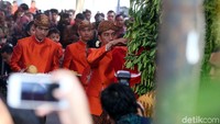 Dalam prosesi pemasangan bleketepe ini anggota inti keluarga Jokowi kompak mengenakan pakaian adat Jawa berwarna oranye.