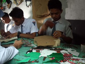 Pelajar Banjarnegara Buat Wayang dari Barang Bekas