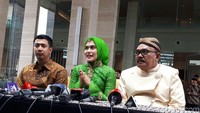 Maturnuwun sanget. Terima kasih dukungan semua pihak, termasuk media yang menjadi sibuk dan repot. Kami minta maaf jika ada kekurangan pada rombongan yang datang, kata Inge. Foto: Inge, kakak Bobby Nasution (Sukma/detikcom)