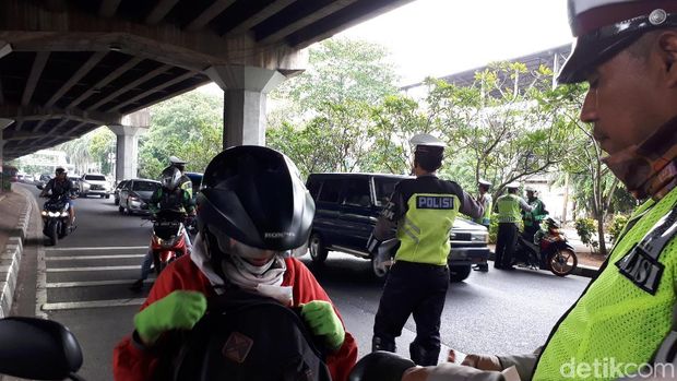 Karena melanggar, mereka pun ditilang polisi.