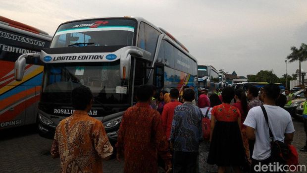 Naik Bus, Relawan Jokowi Bergerak ke Midodareni Kahiyang