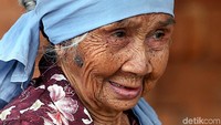 Mbah Paijem yang terlihat masih enerjik, menekuni sebagai buruh mengetrik batu selama 40 tahun lebih.