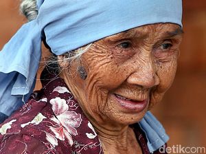 Jokowi Mantu, Mbah Paijem Tetap Bekerja Ngetrik Batu