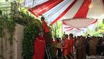 Gemasnya Cucu Jokowi Pakai Beskap Oranye Jelang Pernikahan Kahiyang