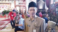 Sebagai penghulu, Basir bertugas memimpin jalannya acara akad nikah. Adapun rangkaian prosesi akad nikah diawali dengan pembacaan ayat Alquran. Kemudian lanjut penyerahan mahar, khotbah nikah dan acara inti, yakni ijab kabul oleh Jokowi. (Foto: Bayu Ardi Isnanto/detikcom)