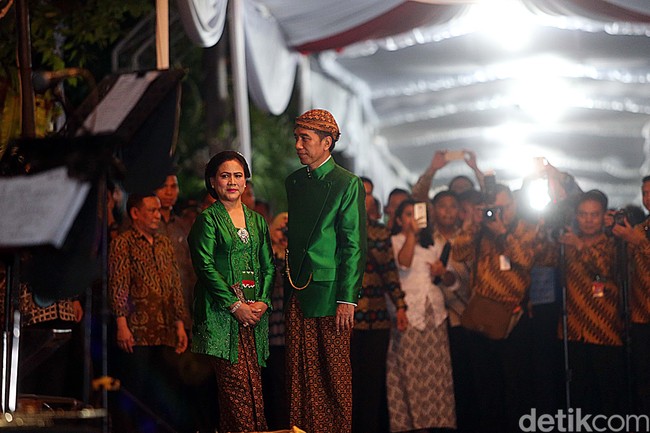 Malam hari seusai siraman, keluarga Jokowi mengganti busananya dengan nuansa warna hijau emerald. Bagi Tuty pilihan warna hijau mengingatkan untuk mendekatkan diri kepada Yang Maha Kuasa dan kepasrahan. Foto: Rengga Sancaya