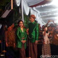 Malam hari seusai siraman, keluarga Jokowi mengganti busananya dengan nuansa warna hijau emerald. Bagi Tuty pilihan warna hijau mengingatkan untuk mendekatkan diri kepada Yang Maha Kuasa dan kepasrahan. Foto: Rengga Sancaya