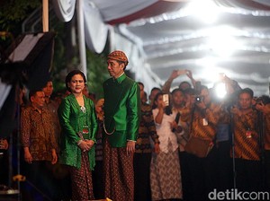 Warna-Warni Seragam Keluarga di Siraman-Midodareni Kahiyang Ayu dan Bobby