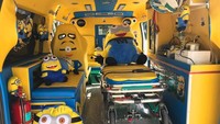 Ambulans bertema Minions ini didesain oleh seorang relawan bernama Naran Saengsinchai. Ia menghabiskan tabungannya sendiri untuk membuat interior ambulans serba kuning lengkap dengan pernak-pernik Minions. (Foto: Facebook/Leesuvan Nirun)