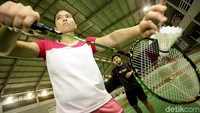 Apri, yang menjadi peraih medali perunggu Kejuaraan Dunia Junior 2014 bersama Rosyita Eka Putri Sari, menyadari potensi masalah dengan perbedaan usia dan pengalaman. Dia pun mencari solusi.