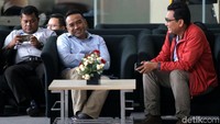 Teguh saat menunggu di ruang tunggu KPK.