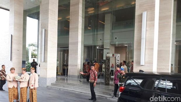 Dari Rumah Jokowi, Air Siraman untuk Bobby Dibawa ke Hotel Alila