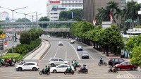 Pengendara sepeda motor melintas di perempatan Jalan MH Thamrin dari arah Kebon Sirih menuju Tanah Abang.