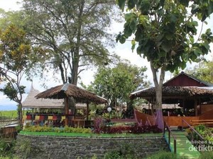 Makan Siang Sambil Menatap Hijaunya Sawah? Boleh Juga