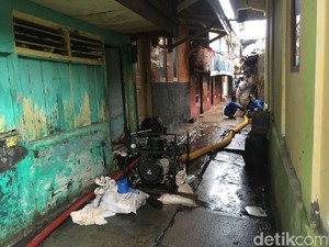 Genangan Air Laut Akibat Tanggul Bocor di Luar Batang Sudah Surut