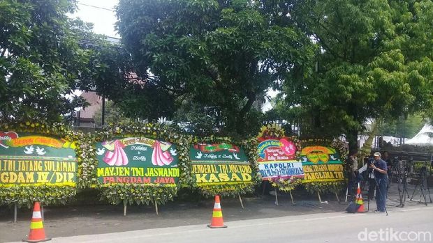 Ada karangan bunga di depan lokasi pernikahan Kahiyang-Bobby