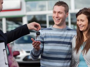 Tips Agar Tak Tertipu dengan Review Online Sebelum Beli Mobil