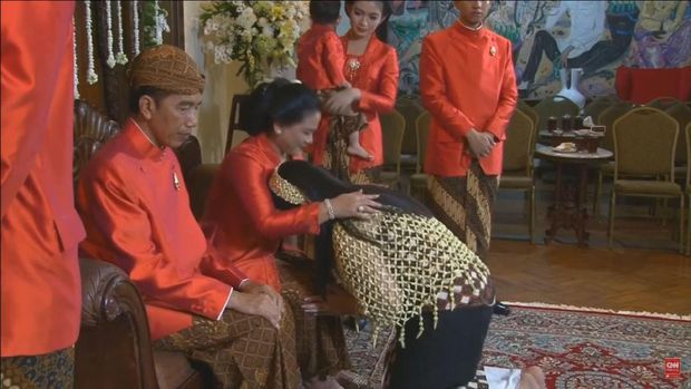 Momen Kahiyang Sungkem ke Jokowi dan Iriana.