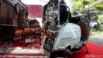 Dua Vespa Antik Hiasi Gedung Pernikahan Kahiyang Ayu-Bobby