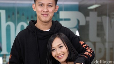 Begini Kemesraan Jevin Julian dan Rinni Wulandari Saat Makan Bersama